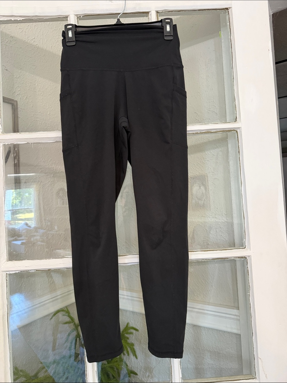Colorfulkoala Women's Black High-Waist Active Leggings w Pockets